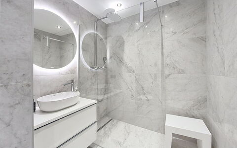 Franz Josef: Flooring, Verdieping, Interieur Ontwerp, Loodgieterswerkinrichting, Tegel, Plafond, Badkamer, Loodgieter, Wastafel
