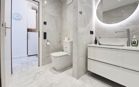Franz Josef: Flooring, Verdieping, Interieur Ontwerp, Loodgieterswerkinrichting, Plafond, Badkamer, Spiegel, Loodgieter, Tegel, Wastafel