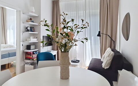 Franz Josef: Meubilair, Interieur Ontwerp, Muur, Flooring, Verdieping, Kamer, Tafel, Hout, Woonkamer, Plafond