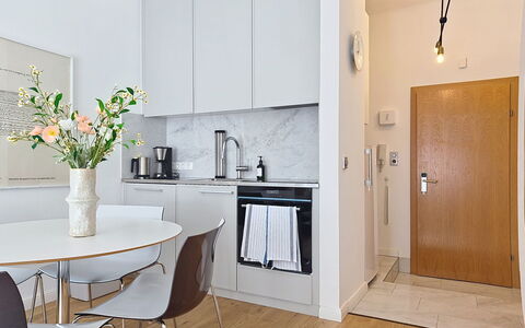 Franz Josef: Meubilair, Interieur Ontwerp, Flooring, Verdieping, Muur, Countertop, Hout, Keuken, Lichte Inrichting, Kamer