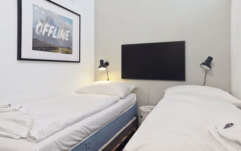 Franz Josef: Interieur Ontwerp, Slaapkamer, Appartement, Bed, Bed Frame, Bedding, Laken, Plafond, Fotolijst, Kussen Gooien