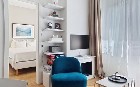Franz Josef: Meubilair, Interieur Ontwerp, Muur, Verdieping, Flooring, Kamer, Huis, Tafel, Textiel, Woonkamer