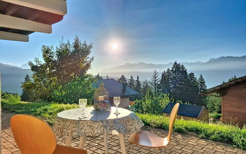 Valdemosa: Meubilair, Stoel, Tafel, Tuin, Buitenmeubels, Eco Hotel, Schaduw, Landscaping, Gazon, Keuken En Eettafel