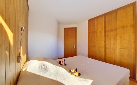 Valdemosa: Flooring, Muur, Hout, Verdieping, Interieur Ontwerp, Slaapkamer, Bed, Plafond, Kamer, Laken