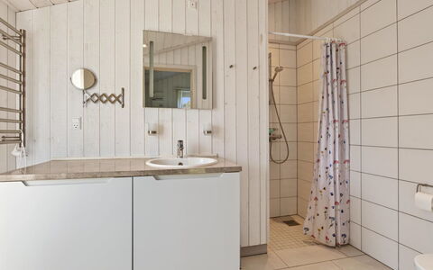 Sighrik - 600M from the Sea: Flooring, Loodgieterswerkinrichting, Muur, Verdieping, Interieur Ontwerp, Hout, Badkamer, Wastafel, Kraan, Loodgieter
