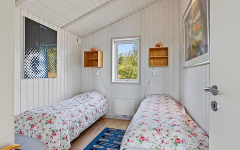 Sighrik - 600M from the Sea: Hout, Huis, Deur, Slaapkamer, Verblijf, Verf, Bedding, Bed, Bed Frame, Laken
