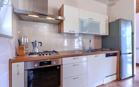Istria Serenity: Toestel Van De Keuken, Keuken, Countertop, Cabinetry, Major Appliance, Flooring, Fornuis, Huishoudapparatuur, Hout, Fornuis