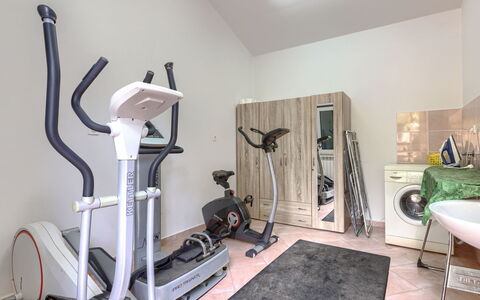 Istria Serenity: Flooring, Verdieping, Interieur Ontwerp, Kamer, Plafond, Oefeningsmachine, Oefen Materiaal, Loodgieterswerkinrichting, Hotel, Sportschool