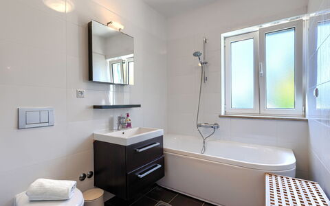 Istria Serenity: Badkamer, Loodgieterswerkinrichting, Interieur Ontwerp, Flooring, Bad, Verdieping, Kraan, Wastafel, Loodgieter, Wastafel In De Badkamer