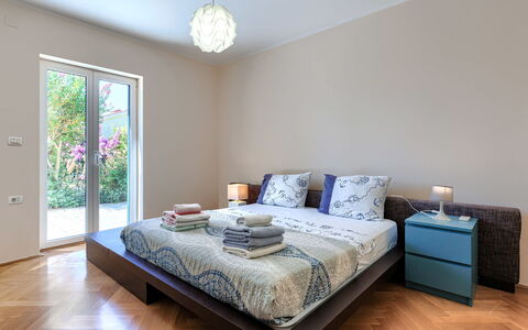 Istria Serenity: Bed, Meubilair, Interieur Ontwerp, Bedding, Slaapkamer, Laken, Verdieping, Flooring, Muur, Kamer