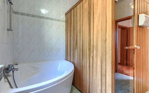 Istria Serenity: Badkamer, Flooring, Verdieping, Loodgieterswerkinrichting, Hout, Interieur Ontwerp, Bad, Loodgieter, Kraan, Douche