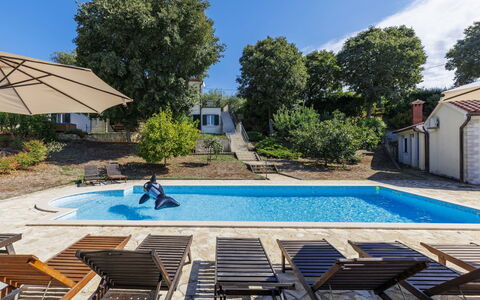 Istria Serenity: Blauw, Zwembad, Vrije Tijd, Recreatie, Toevlucht, Schaduw, Vakantie, Buitenmeubels, Eco Hotel, Landgoed