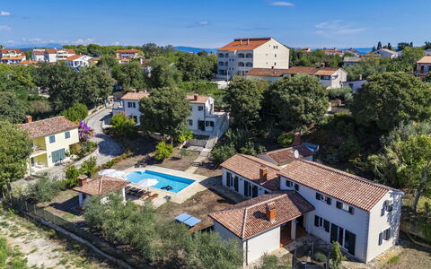 Istria Serenity: Gebouw, Woongebied, Huis, Huis, Landgoed, Dak, Zwembad, Menselijke Nederzetting, Toevlucht, Voorstad