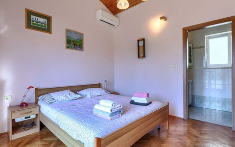 Istria Serenity: Bed, Slaapkamer, Verdieping, Hout, Flooring, Laken, Interieur Ontwerp, Bedding, Meubilair, Plafond