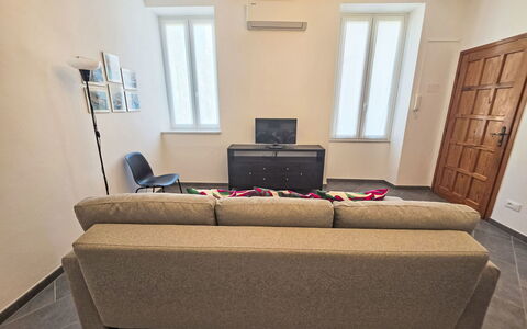 Due Passi: Meubilair, Interieur Ontwerp, Flooring, Bankstel, Verdieping, Hout, Kamer, Woonkamer, Verlichting, Appartement