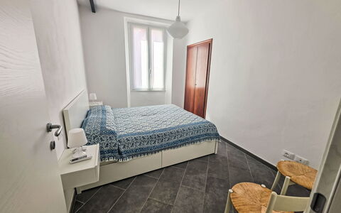 Due Passi: Bed, Slaapkamer, Verdieping, Laken, Flooring, Hout, Bedding, Interieur Ontwerp, Meubilair, Linens