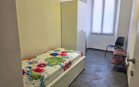 Due Passi: Bed, Slaapkamer, Verdieping, Flooring, Laken, Interieur Ontwerp, Bedding, Meubilair, Bed Frame, Kamer