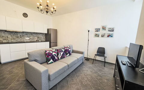 Due Passi: Meubilair, Flooring, Interieur Ontwerp, Verdieping, Bankstel, Kamer, Plafond, Verlichting, Appartement, Woonkamer