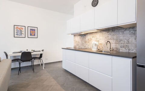 Due Passi: Keuken, Countertop, Flooring, Interieur Ontwerp, Toestel Van De Keuken, Cabinetry, Verdieping, Meubilair, Major Appliance, Plafond