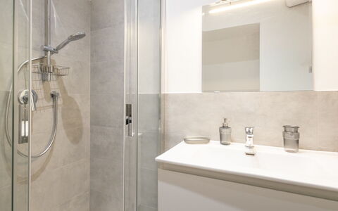 Due Passi: Badkamer, Flooring, Loodgieterswerkinrichting, Verdieping, Interieur Ontwerp, Badkamerkast, Loodgieter, Kraan, Spiegel, Wastafel In De Badkamer