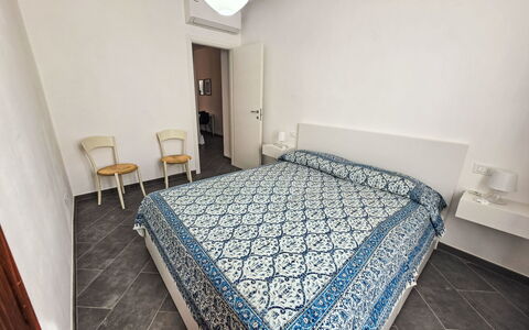 Due Passi: Slaapkamer, Verdieping, Bed, Flooring, Laken, Bedding, Interieur Ontwerp, Bed Frame, Kamer, Appartement