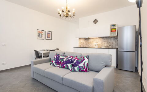 Due Passi: Meubilair, Interieur Ontwerp, Bankstel, Flooring, Verdieping, Hout, Woonkamer, Tafel, Appartement, Kamer