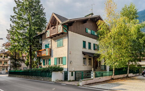 Dorian: Gebouw, Venster, Architectuur, Huis, Woongebied, Huis, Balkon