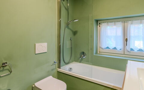 Dorian: Badkamer, Loodgieterswerkinrichting, Bad, Muur, Flooring, Interieur Ontwerp, Verdieping, Kraan, Toilet, Loodgieter