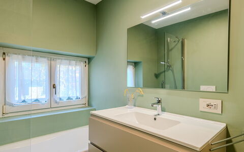 Dorian: Muur, Interieur Ontwerp, Flooring, Loodgieterswerkinrichting, Badkamer, Verdieping, Plafond, Loodgieter, Badkamerkast, Kraan