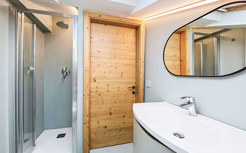 Dorian: Flooring, Loodgieterswerkinrichting, Hout, Interieur Ontwerp, Verdieping, Badkamer, Plafond, Wastafel In De Badkamer, Loodgieter, Kraan