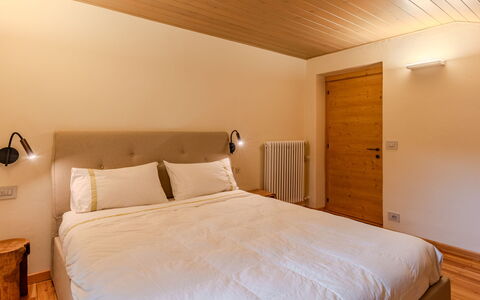 Dorian: Bed, Interieur Ontwerp, Meubilair, Slaapkamer, Flooring, Muur, Verdieping, Laken, Bedding, Hout