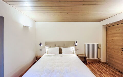 Dorian: Bed, Muur, Flooring, Interieur Ontwerp, Slaapkamer, Hout, Verdieping, Plafond, Laken, Meubilair