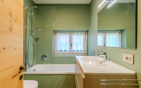Dorian: Badkamer, Loodgieterswerkinrichting, Interieur Ontwerp, Flooring, Verdieping, Kraan, Plafond, Bad, Loodgieter, Wastafel