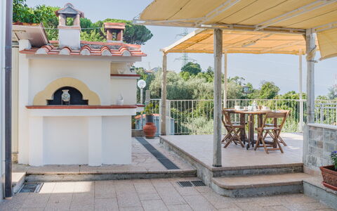 L'Edera e Il Mare: Balkon, Schaduw, Outdoor Structuur, Veranda, Hacienda, Kamerplant, Hek, Villa, Leuning, Bloempot