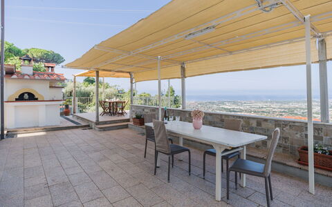 L'Edera e Il Mare: Verdieping, Flooring, Stoel, Schaduw, Buitenmeubels, Balkon, Outdoor Structuur, Kamerplant, Tegel, Keuken En Eettafel