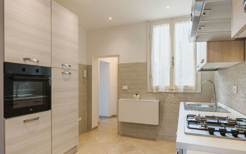 L'Edera e Il Mare: Keuken, Countertop, Flooring, Toestel Van De Keuken, Major Appliance, Interieur Ontwerp, Hout, Cabinetry, Verdieping, Plafond
