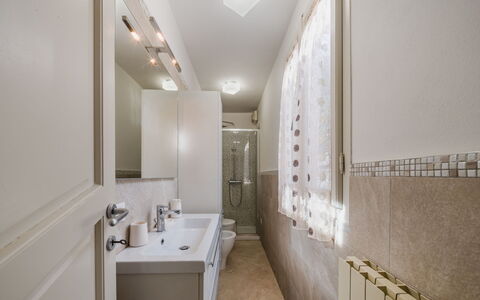 L'Edera e Il Mare: Badkamer, Flooring, Loodgieterswerkinrichting, Interieur Ontwerp, Muur, Verdieping, Plafond, Wastafel In De Badkamer, Wastafel, Kraan