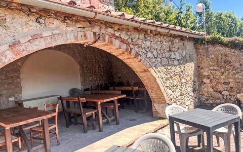 Villa Monti: Buitentafel, Restaurant, Buitenmeubels, Keuken En Eettafel, Schaduw, Hacienda, Stoel,  Passage\, Patio, Stenen Muur