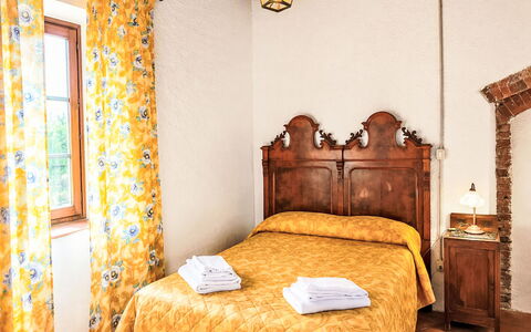 Villa Monti: Muur, Meubilair, Hout, Slaapkamer, Bed, Interieur Ontwerp, Laken, Linens, Bedding, Bed Frame