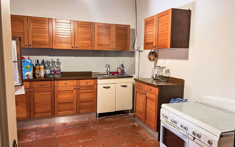 Pari 3: Cabinetry, Keuken, Flooring, Countertop, Toestel Van De Keuken, Meubilair, Hout, Major Appliance, Lade, Verdieping