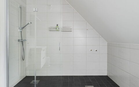 Björkfjärden: Flooring, Verdieping, Loodgieterswerkinrichting, Tegel, Plafond, Badkamer, Loodgieter, Douche