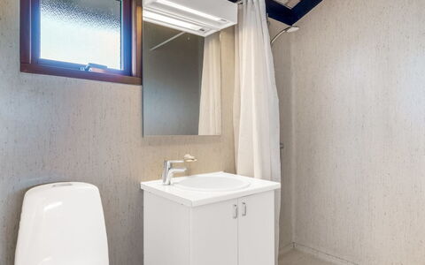 Anita - 400M from the Sea: Loodgieterswerkinrichting, Muur, Wastafel, Flooring, Wastafel In De Badkamer, Badkamer, Verdieping, Interieur Ontwerp, Kraan, Plafond