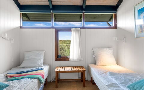 Anita - 400M from the Sea: Hout, Verdieping, Plafond, Bed Frame, Bed, Slaapkamer, Hardwood, Beits, Daylighting, Bedding