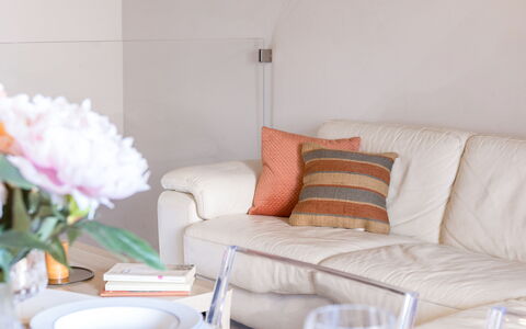 La Casa in Centro: Meubilair, Interieur Ontwerp, Textiel, Huis, Bankstel, Verlichting, Roze, Woonkamer, Tafel, Snijbloemen