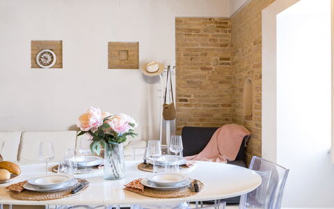 La Casa in Centro: Meubilair, Interieur Ontwerp, Muur, Stoel, Flooring, Tafel, Hout, Eetkamer, Keuken En Eettafel, Verlichting