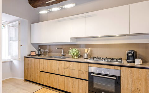 La Casa in Centro: Keuken, Countertop, Interieur Ontwerp, Cabinetry, Meubilair, Toestel Van De Keuken, Hout, Flooring, Major Appliance, Huishoudapparatuur