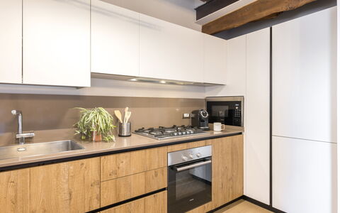 La Casa in Centro: Keuken, Countertop, Interieur Ontwerp, Hout, Flooring, Cabinetry, Meubilair, Toestel Van De Keuken, Verdieping, Major Appliance