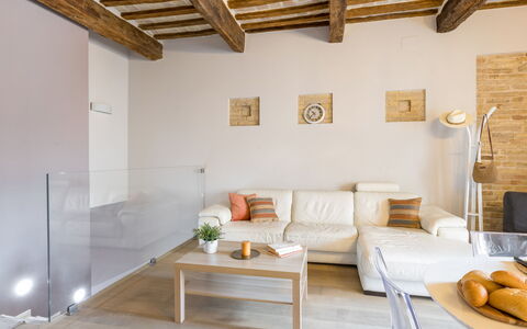 La Casa in Centro: Meubilair, Interieur Ontwerp, Flooring, Muur, Verdieping, Bankstel, Hout, Plafond, Woonkamer, Kamer