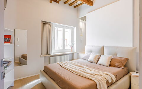 La Casa in Centro: Meubilair, Bed, Interieur Ontwerp, Slaapkamer, Flooring, Verdieping, Muur, Kamer, Hout, Bedding