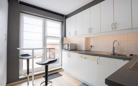 Amielie with Lateral Seaview: Keuken, Interieur Ontwerp, Countertop, Flooring, Cabinetry, Hout, Toestel Van De Keuken, Meubilair, Verdieping, Plafond